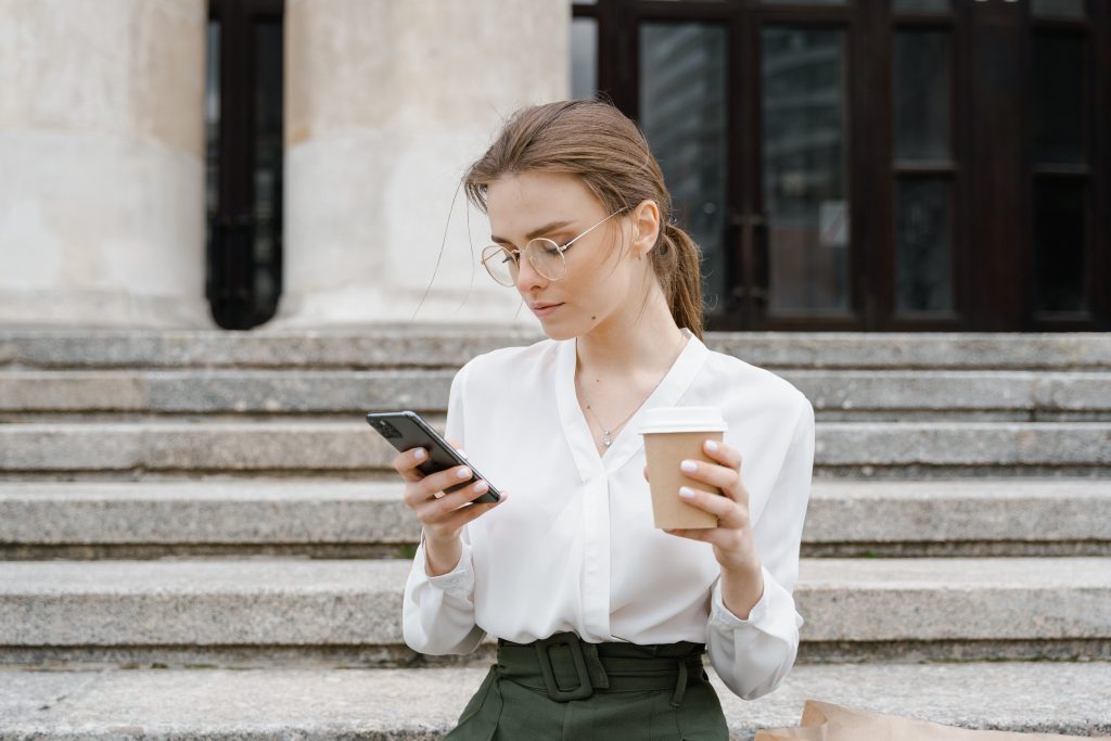 Sobre Nosotros 3 Mujer con celular y cafe sobre nosotros